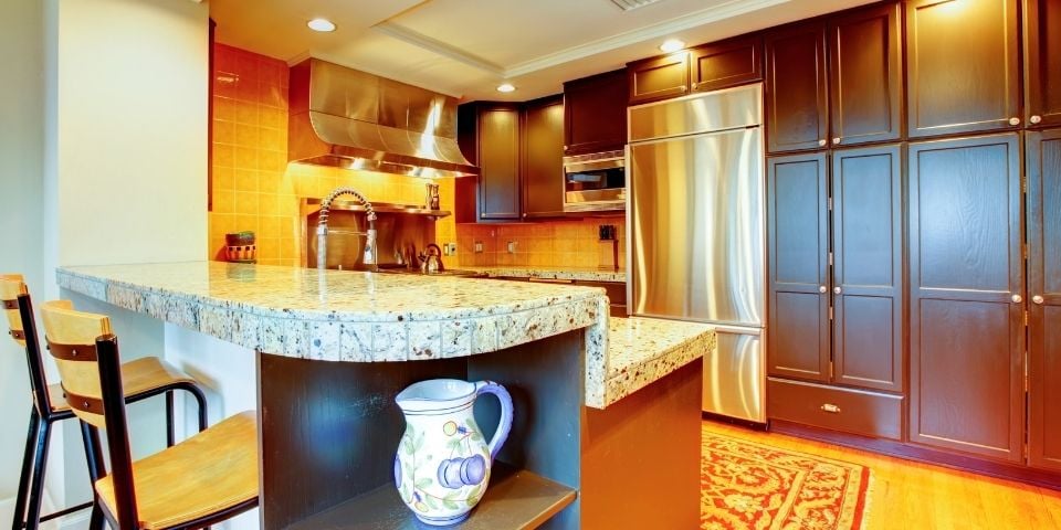 traditional style kitchen with glossy cabinets