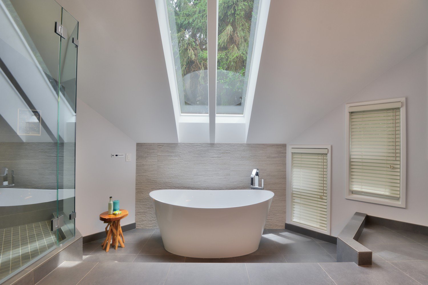 Beautiful-Bath-with-natural-light