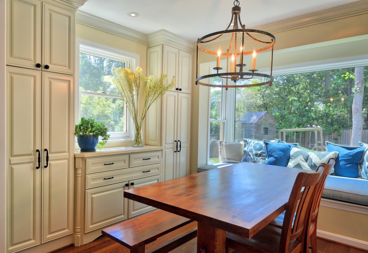 Modern-Dinning-Room-table