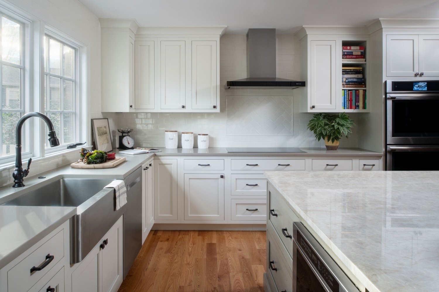 Vienna-White-Kitchen-with-Stainless-Farm-Sink