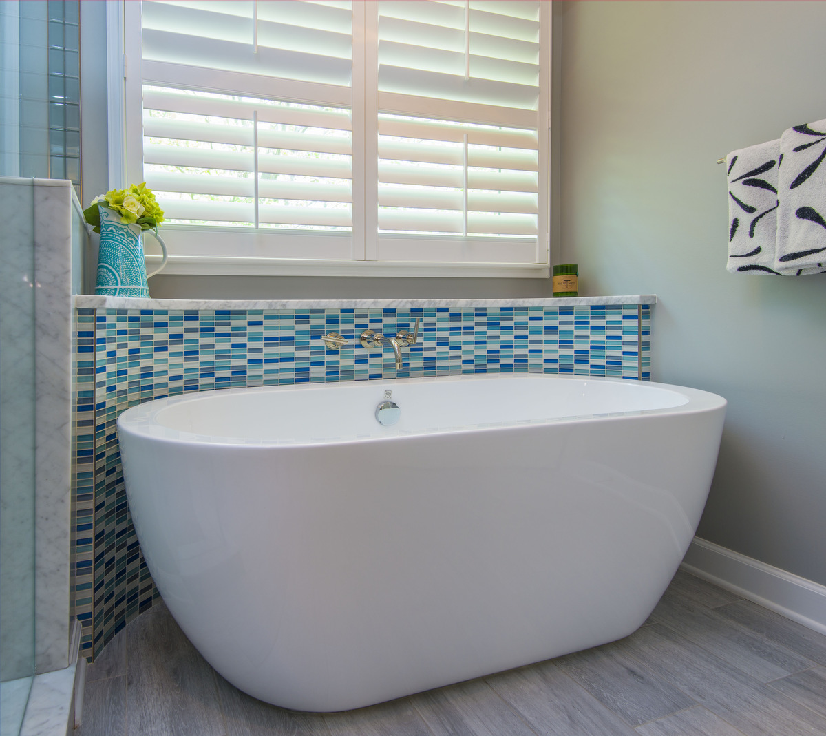 large-modern-tub-with-blue-tile