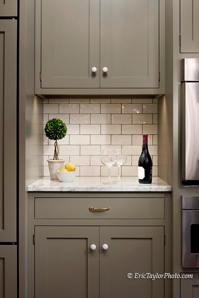 wet-bar-with-classic-subway-tile